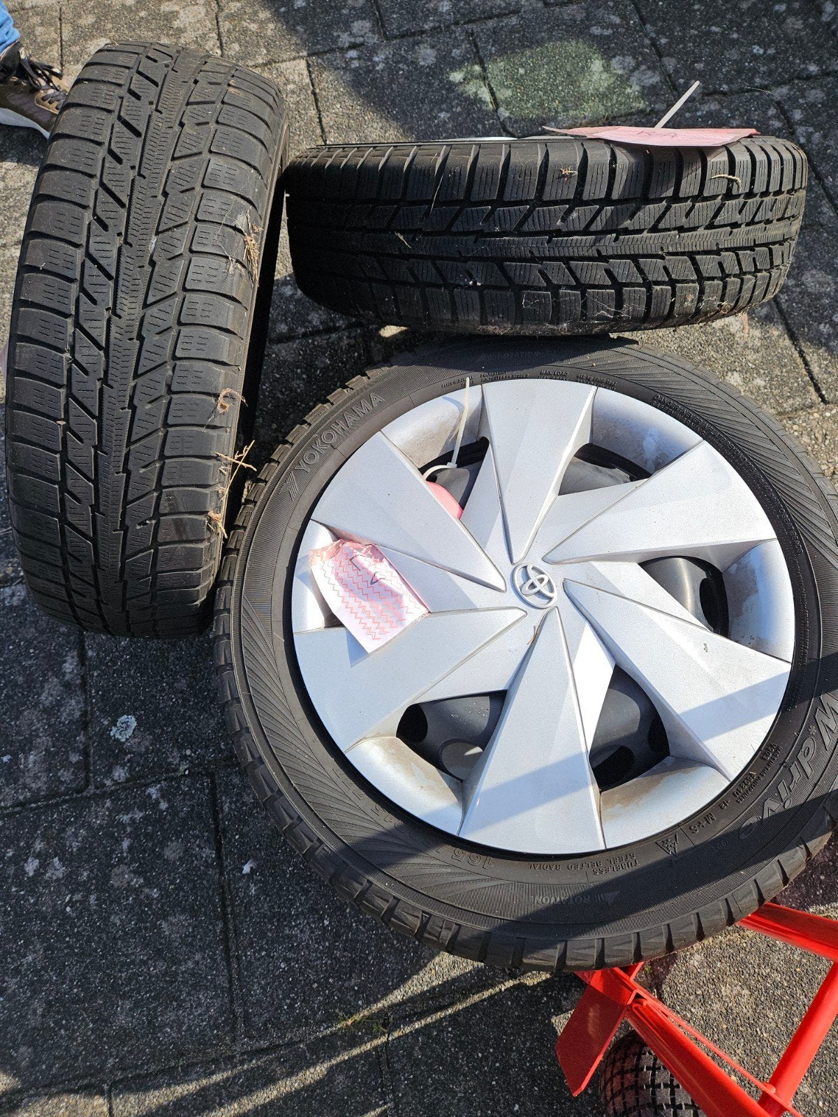 Foto 3 van Winterbanden met velg en wieldoppen Toyota Aygo