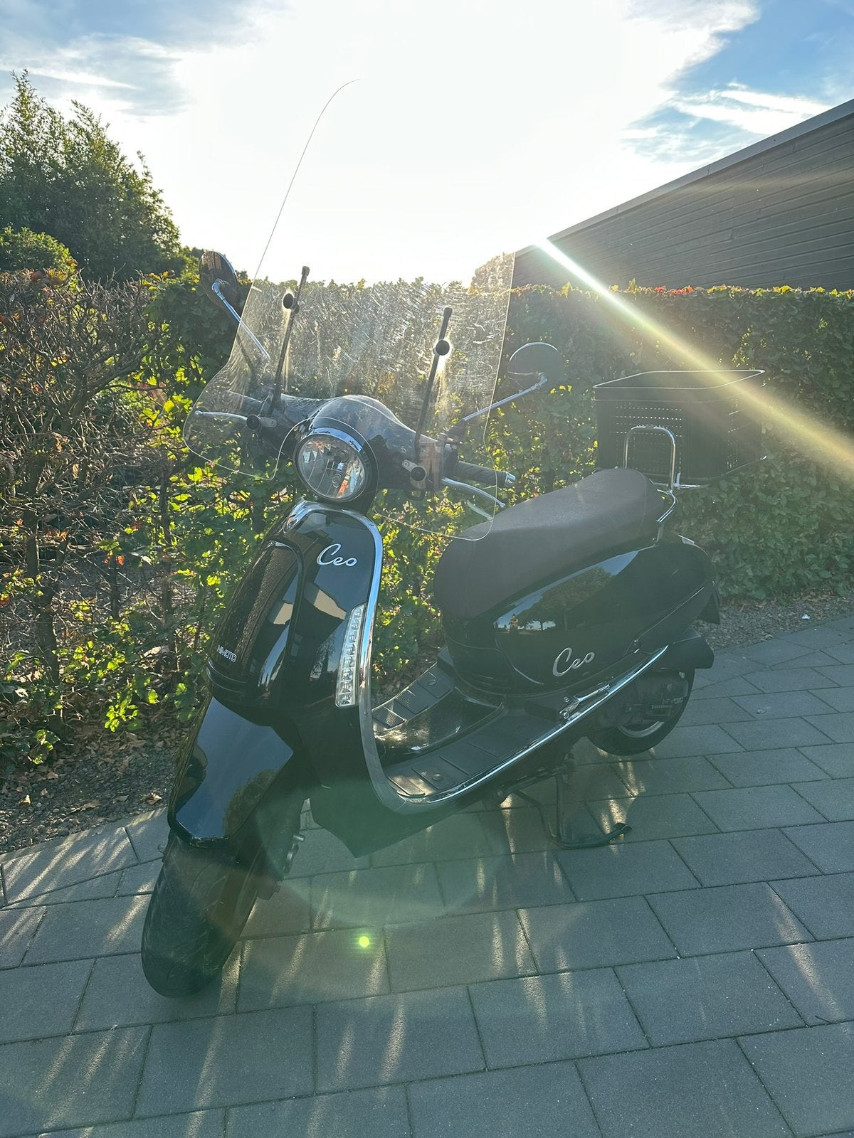 Nimoto Céo scooter zwart – met hoog windscherm, Fietsen en Brommers, Ophalen, Zo goed als nieuw, Benzine, Overige merken