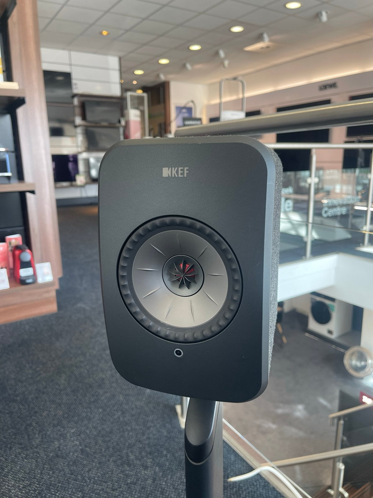 KEF LSX antraciet model 1 met tafelstands - demomodel, Ophalen, Stereo speakers, Gebruikt, Inclusief standaarden