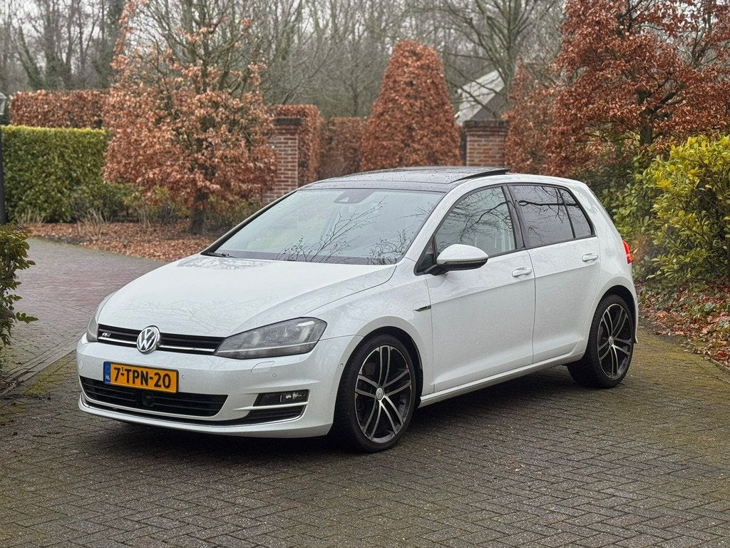 Volkswagen Golf Highline R Uitvoering Pano Aut. Leer. Apple., Auto's, Volkswagen, Gebruikt, 4 cilinders, Wit, Origineel Nederlands