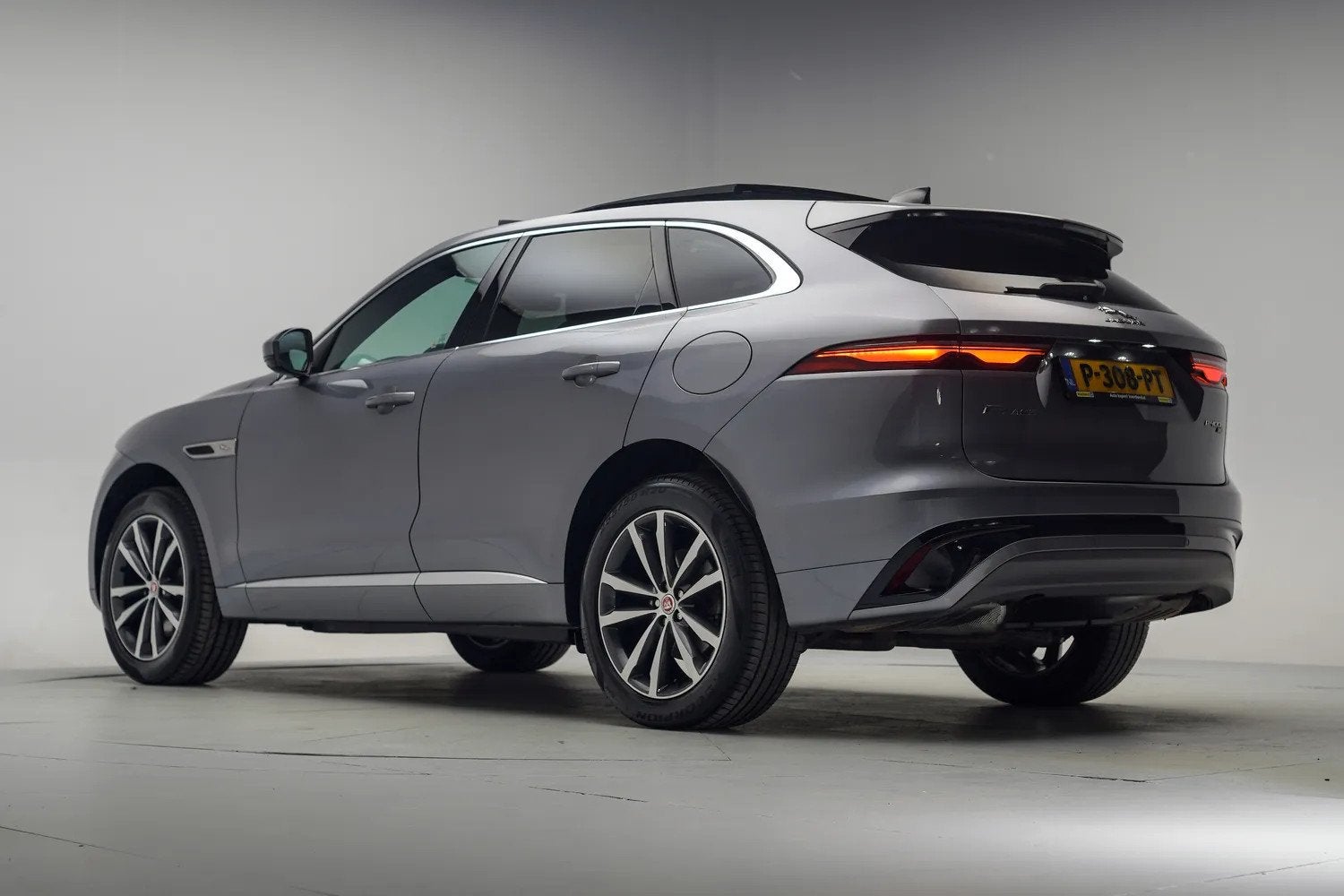 Jaguar F-Pace P400e PHEV R-Dynamic SE [ Panorama Leder Merid, Auto's, 404 pk, Gebruikt, 4 cilinders, 2000 kg