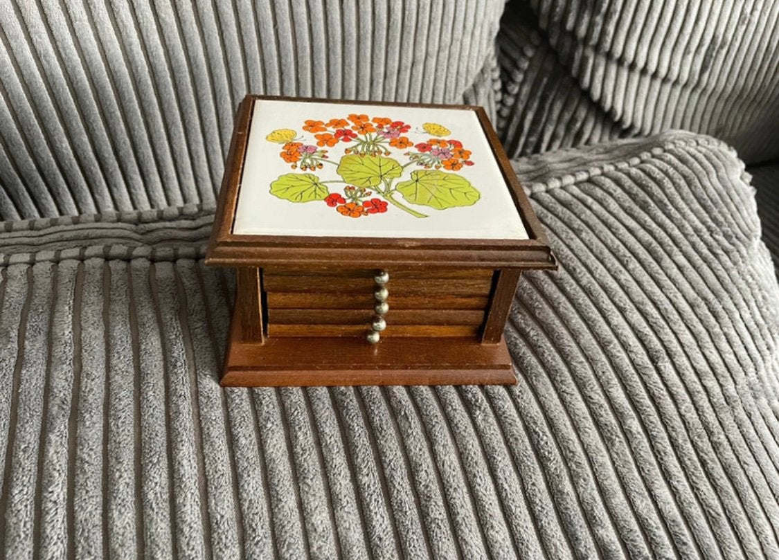 Vintage decor houten kistje 6 onderzetters bloemen tegel, Hout, Gebruikt, Glasonderzetter, Met houder