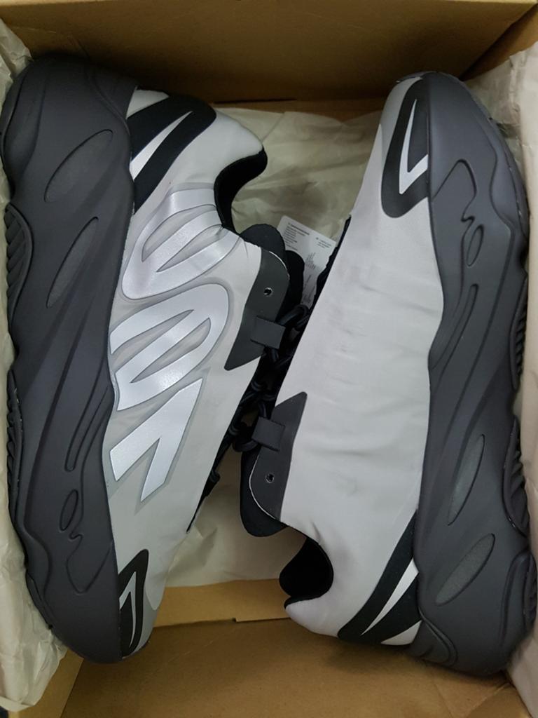 Adidas Yeezy 700 MNVN, Overige kleuren, Nieuw, Ophalen of Verzenden, Sneakers of Gympen