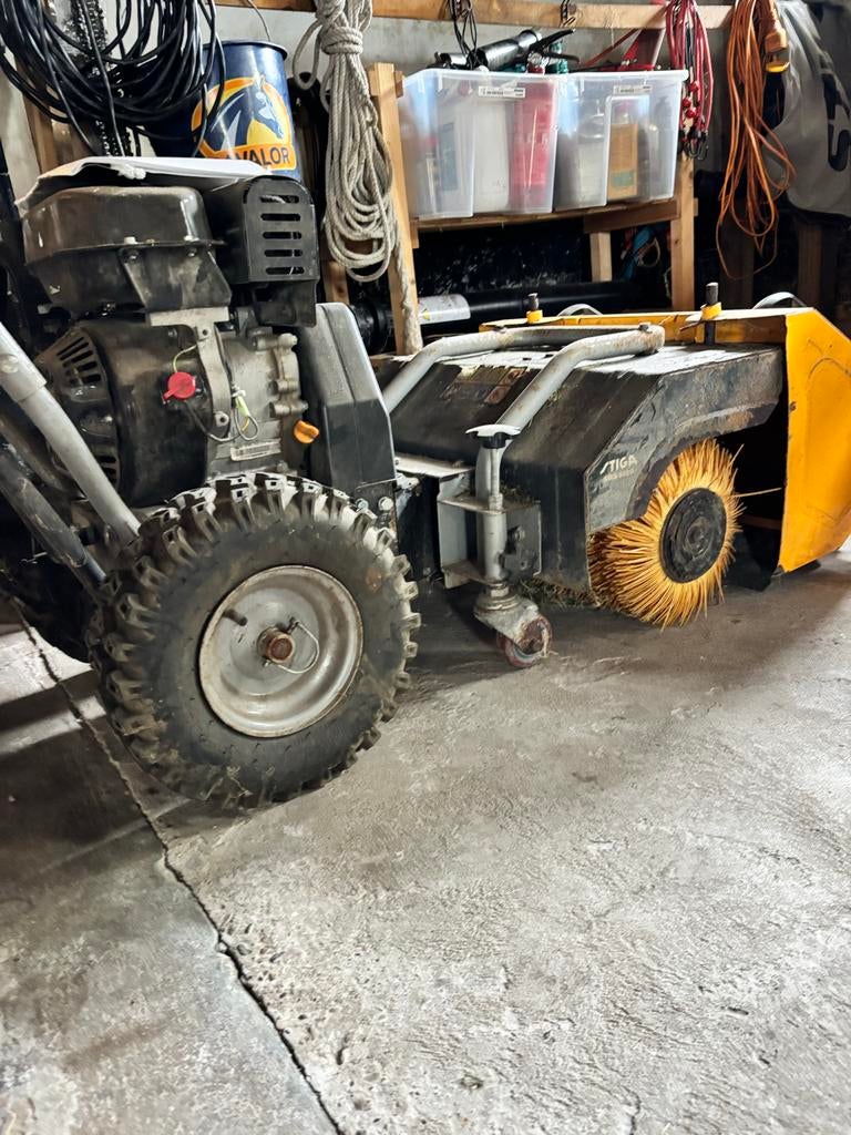 Stiga veegmachine/sneeuwruimer met motor, Ophalen, Gebruikt