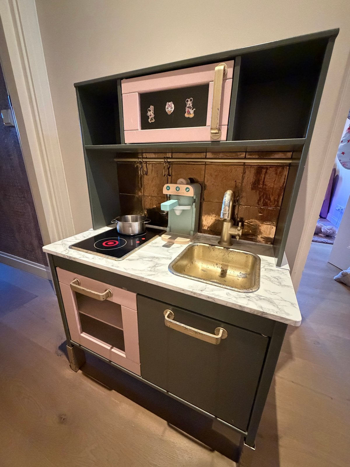 Gepimpte kinderkeuken met marmerlook en bronzen tegeltjes., Kinderen en Baby's, Ophalen, Gebruikt, Hout, Speelkeuken