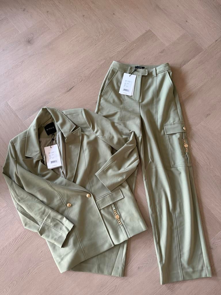 Nikkie blazer en broek set - Nieuw met kaartjes, Kleding | Dames, Nieuw, Ophalen of Verzenden, Maat 34 (XS) of kleiner, Lang