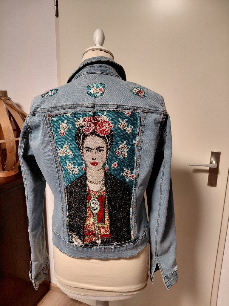 frida Kahlo upcycled/recycled jeansjack Vero Moda maat M, Kleding | Dames, Maat 38/40 (M), Blauw, Vero Moda, Ophalen of Verzenden