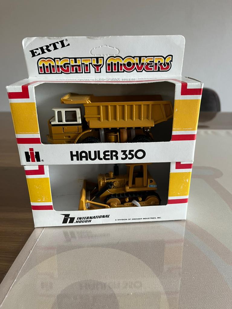 International Dresser hauler 350 dumper en TD 20 E Ertl 1/64, Ophalen of Verzenden, Nieuw, Tractor of Landbouw