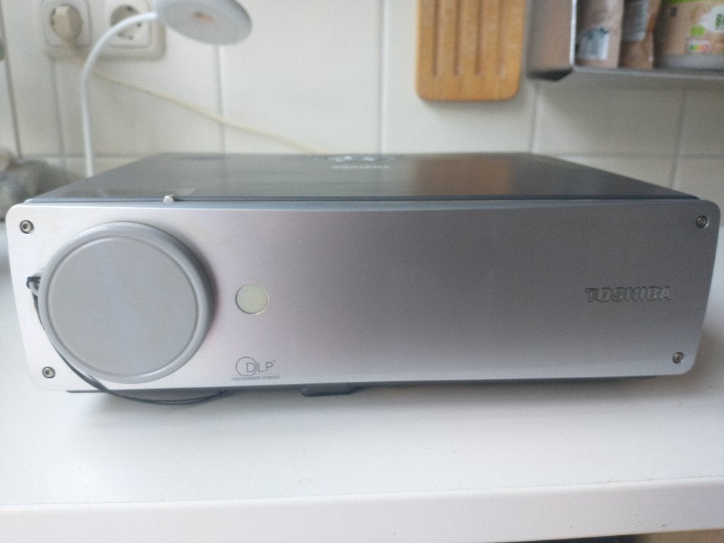 Toshiba TDP-T90 Beamer – Krasvrij & Slechts 870 Lampuren, Ophalen of Verzenden, Zo goed als nieuw, Toshiba