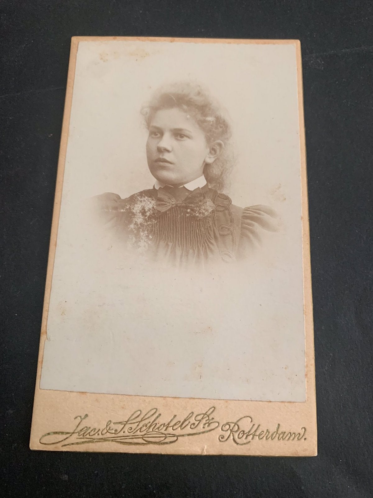 cdv carte de visite jongedame Rotterdam Jac & S Schotel Jz, Verzenden, Voor 1940, Zo goed als nieuw, Foto
