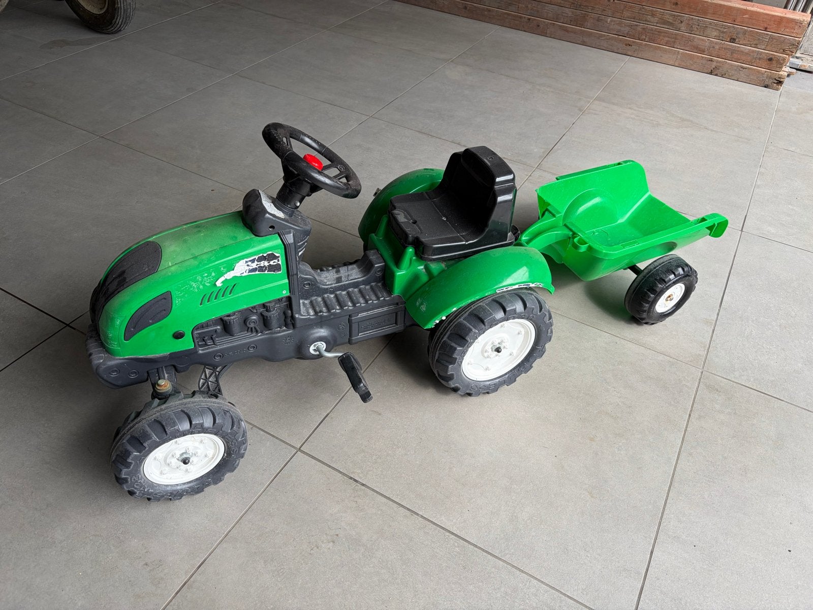 Groene traptractor met aanhanger, Kinderen en Baby's, Speelgoed | Buiten | Voertuigen en Loopfietsen, Ophalen, Gebruikt, Trapvoertuig