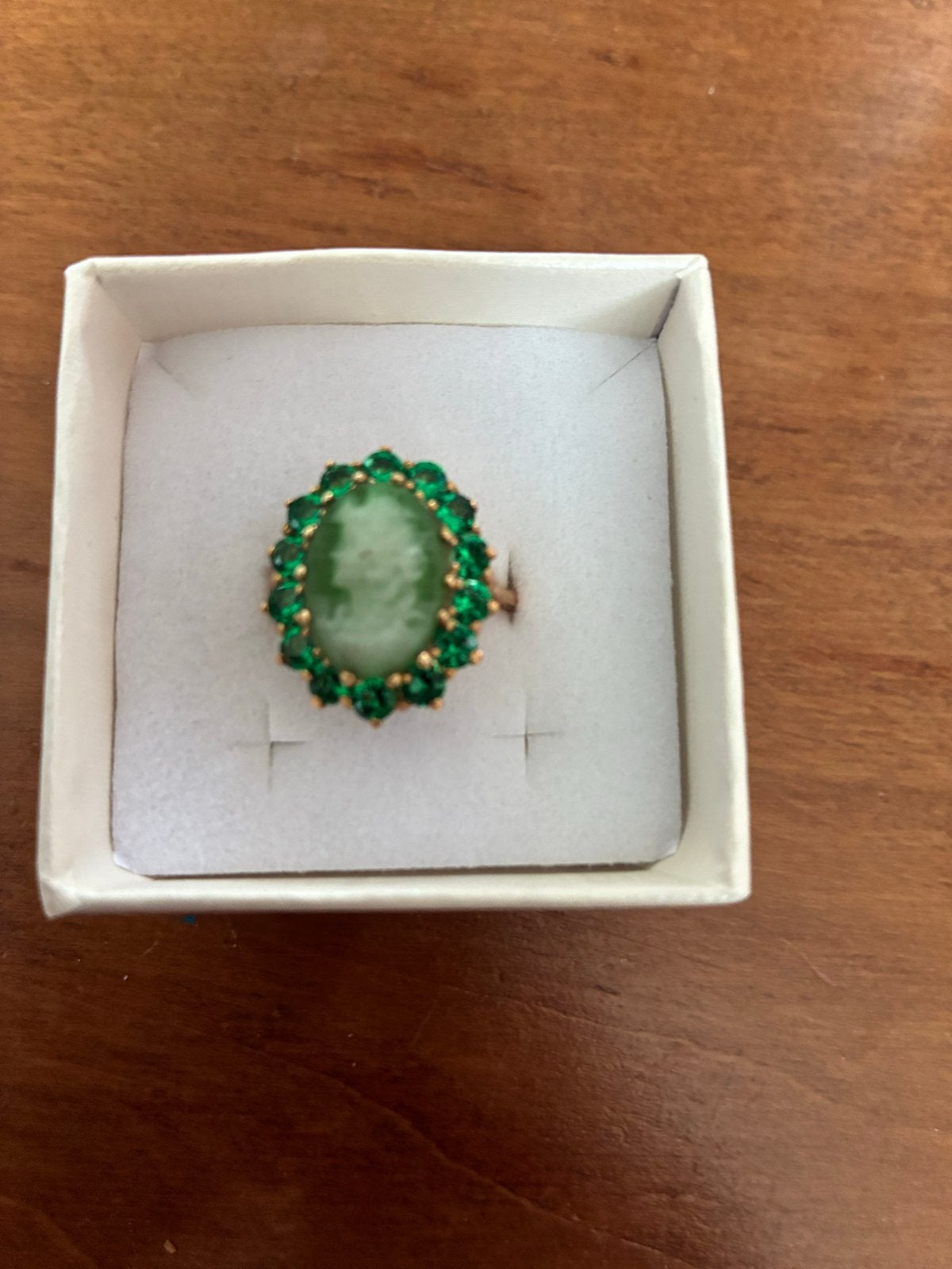 Elegante Victoriaanse ring met Cameo en smaragden, Sieraden, Tassen en Uiterlijk, Ringen, Gebruikt, 19 tot 20, Ophalen of Verzenden