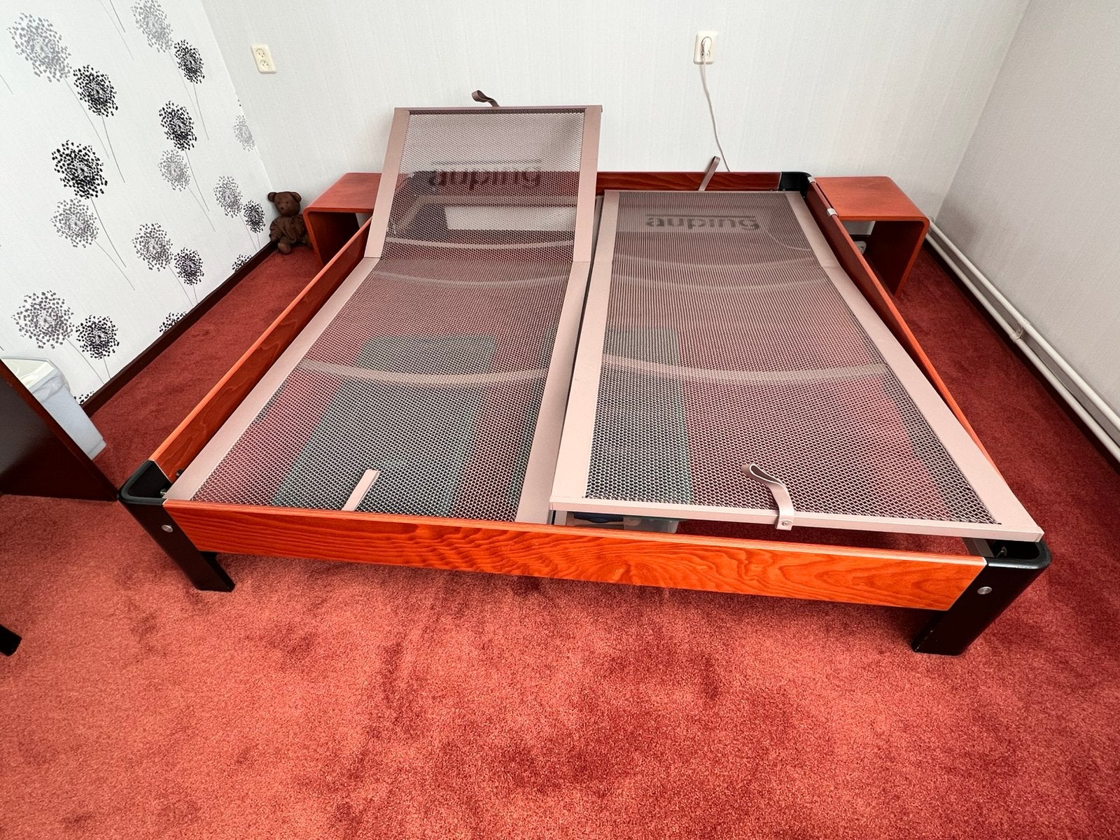 AUPING AURONDE 1.80x2.00m. Kersen/zwart, Ophalen, Verstelbaar, Tweepersoons, Zo goed als nieuw