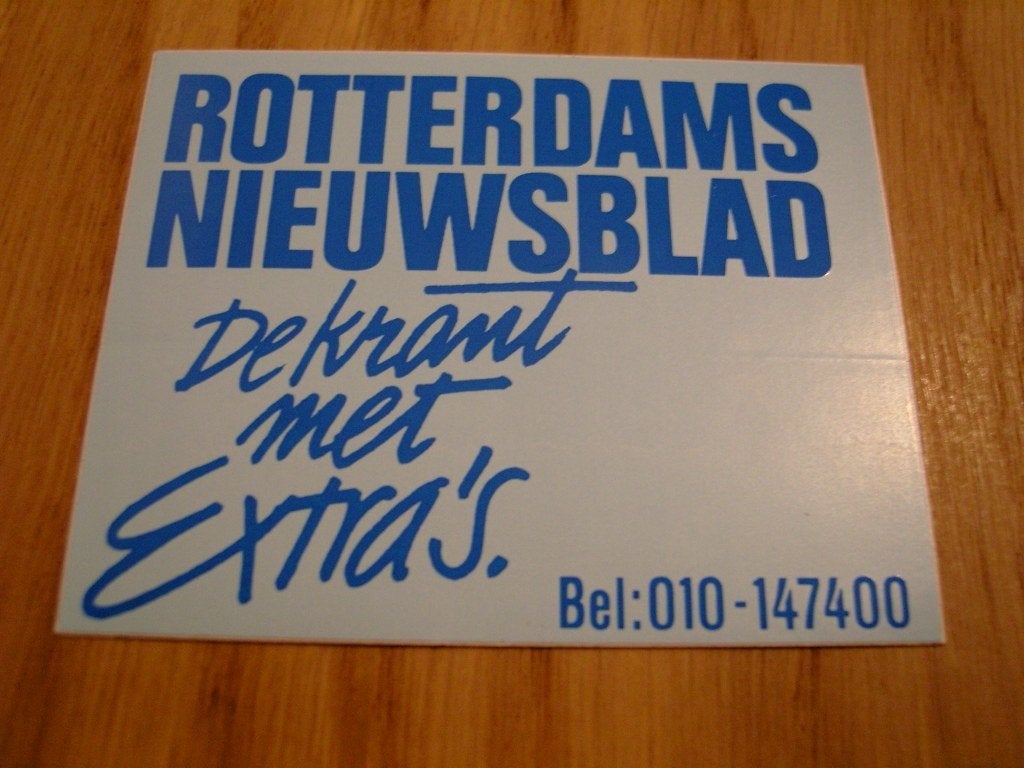 sticker rotterdams nieuwsblad de krant met extra's - blauw, Verzamelen, Ophalen, Zo goed als nieuw