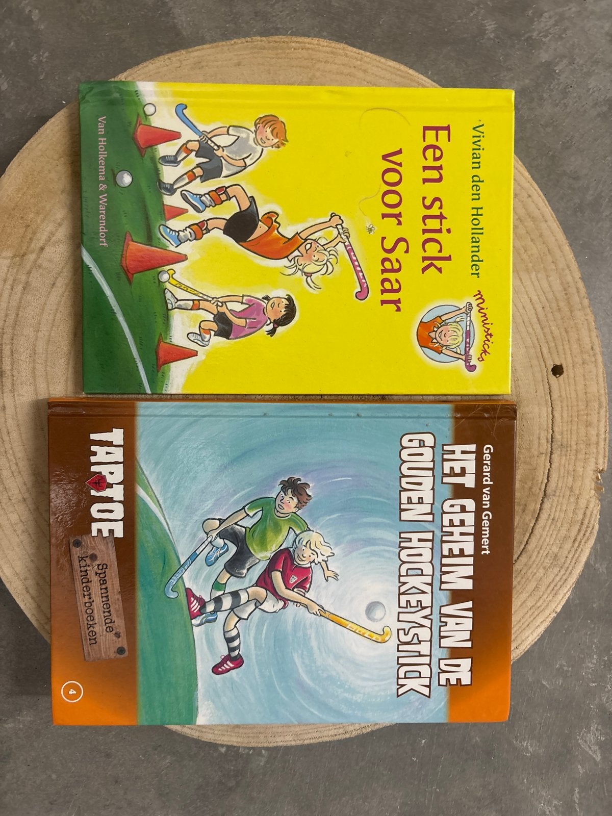 2 Hockey kinderboeken: Een stick voor Saar & Het geheim, Ophalen of Verzenden, Nieuw, Fictie algemeen