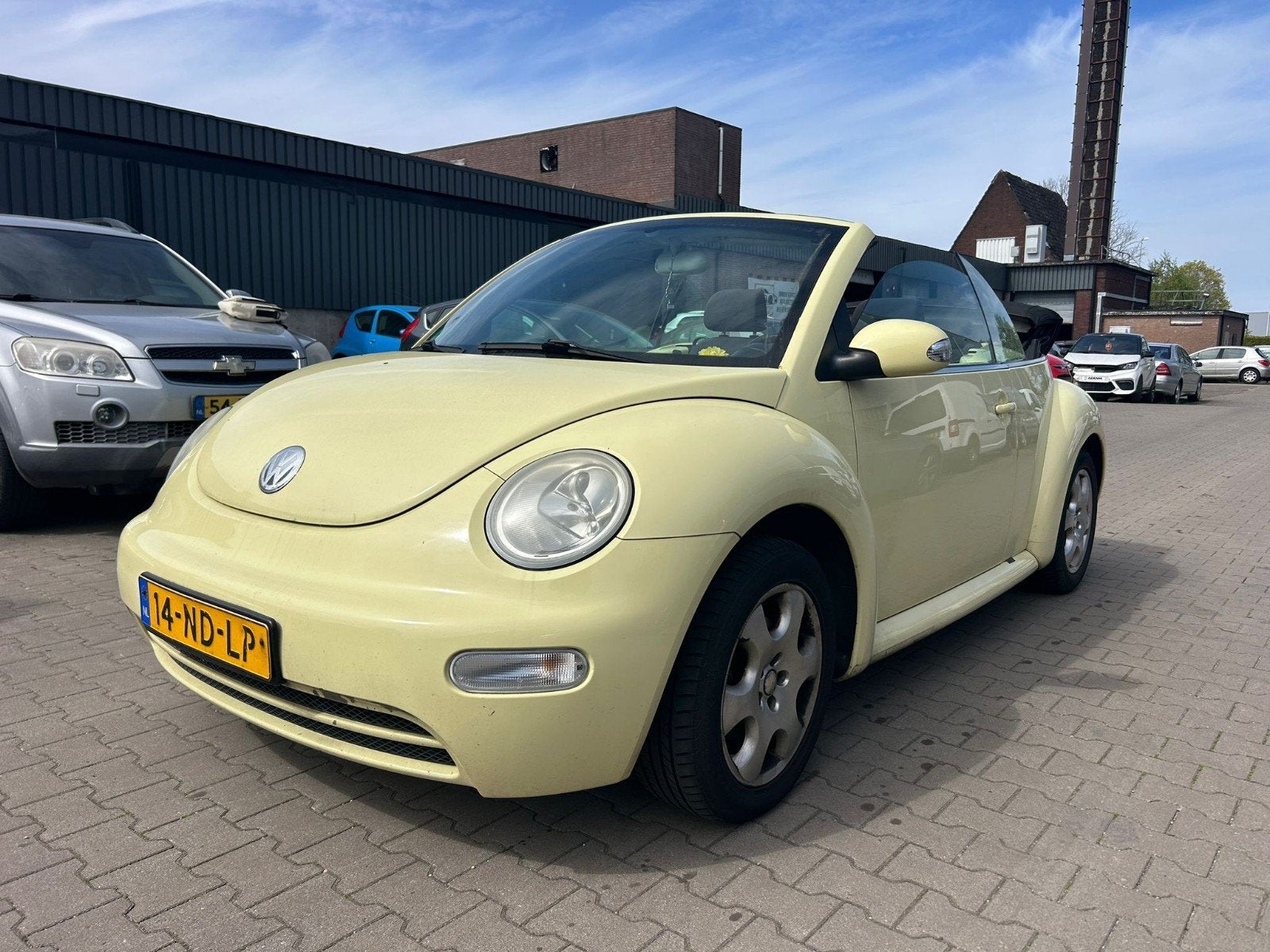 Volkswagen Beetle (Kever) 1.6 Cabriolet 75KW 2003 Geel, Auto's, Stof, 4 cilinders, Cabriolet, 4 stoelen