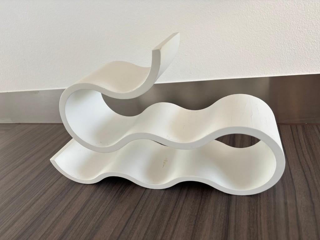 Modern Golvend Wijnrek – Wit Hout, Ophalen, Gebruikt, 5 tot 15 flessen, Minder dan 50 cm