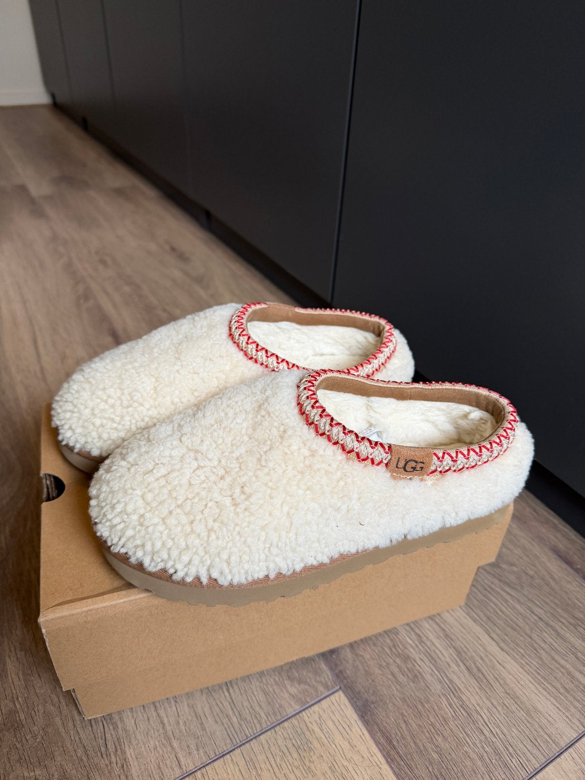 UGG Pantoffels maxi curly Maat 39 Crème met Rood Detail, Beige, Nieuw, Ophalen of Verzenden, Pantoffels of Sloffen