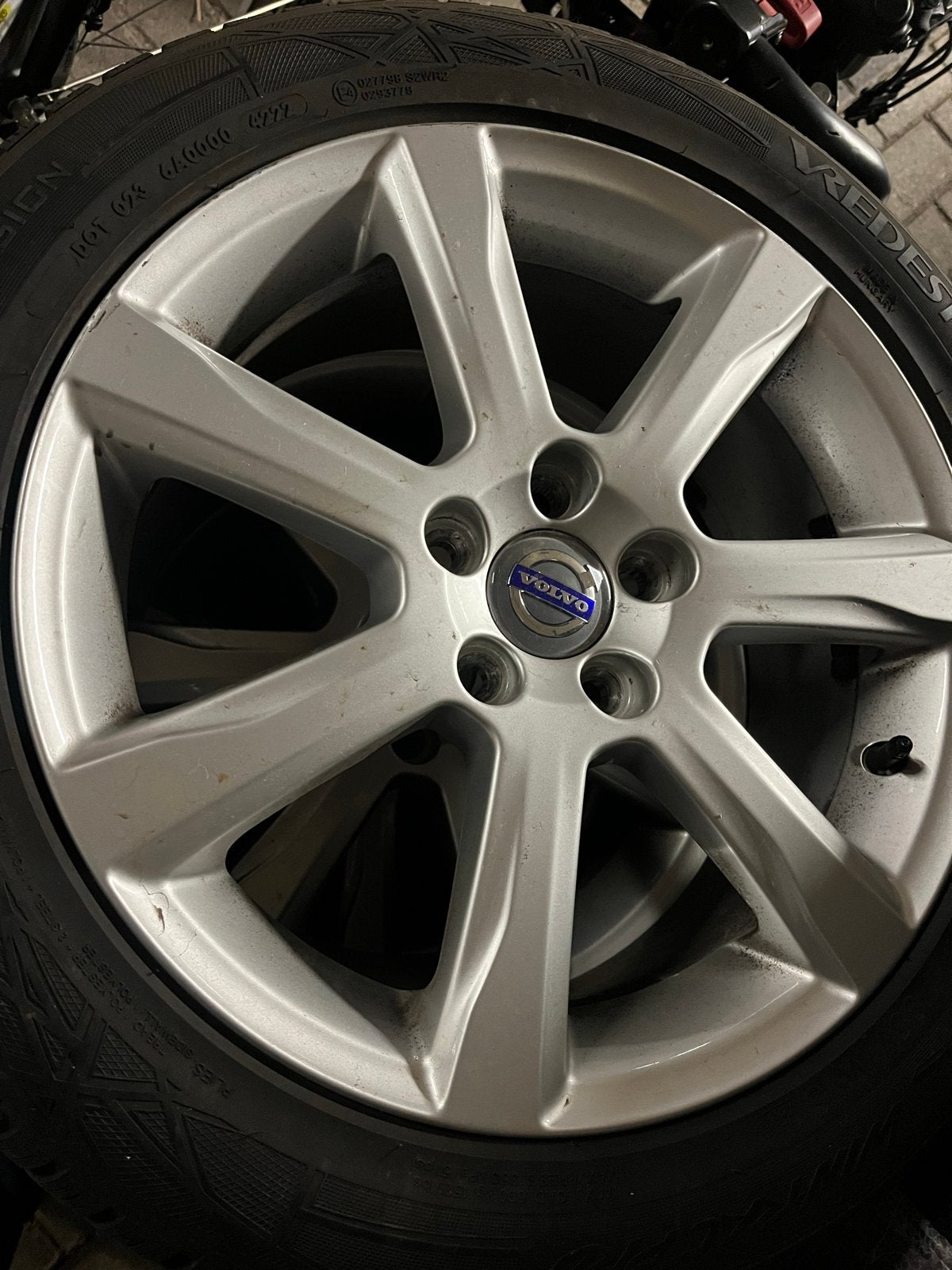 Volvo 17 inch velgen met Vredestein winterbanden 215/50 R17, Banden en Velgen, 17 inch, Personenwagen, Gebruikt