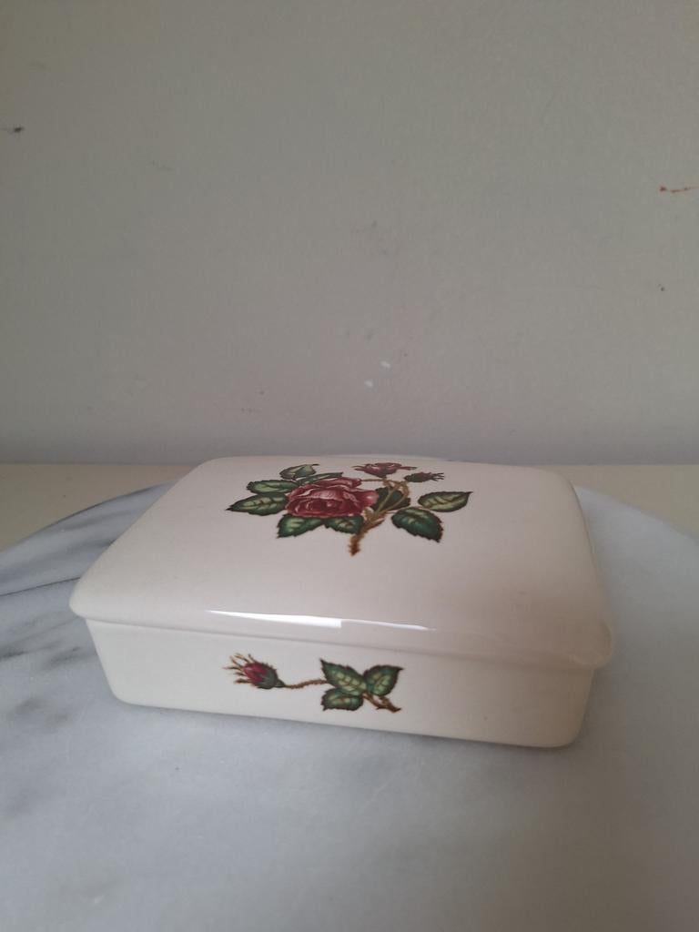 Wedgwood Moss Rose dekseldoos, lepeldoos, Antiek en Kunst, Ophalen of Verzenden
