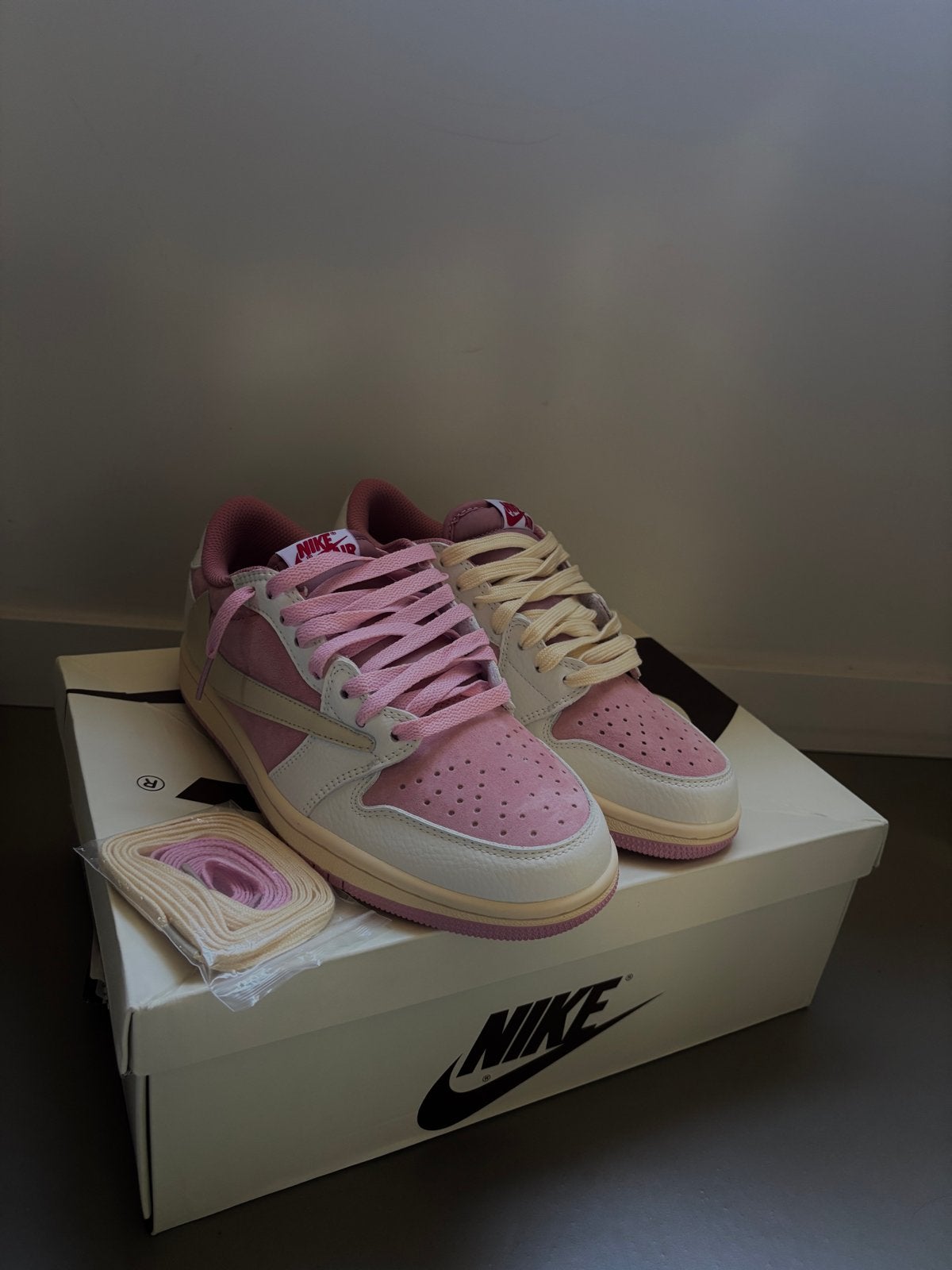 Nike Travis Scott Jordan 1 Low OG SP Pink, Ophalen of Verzenden, Nieuw, Overige kleuren, Sneakers of Gympen