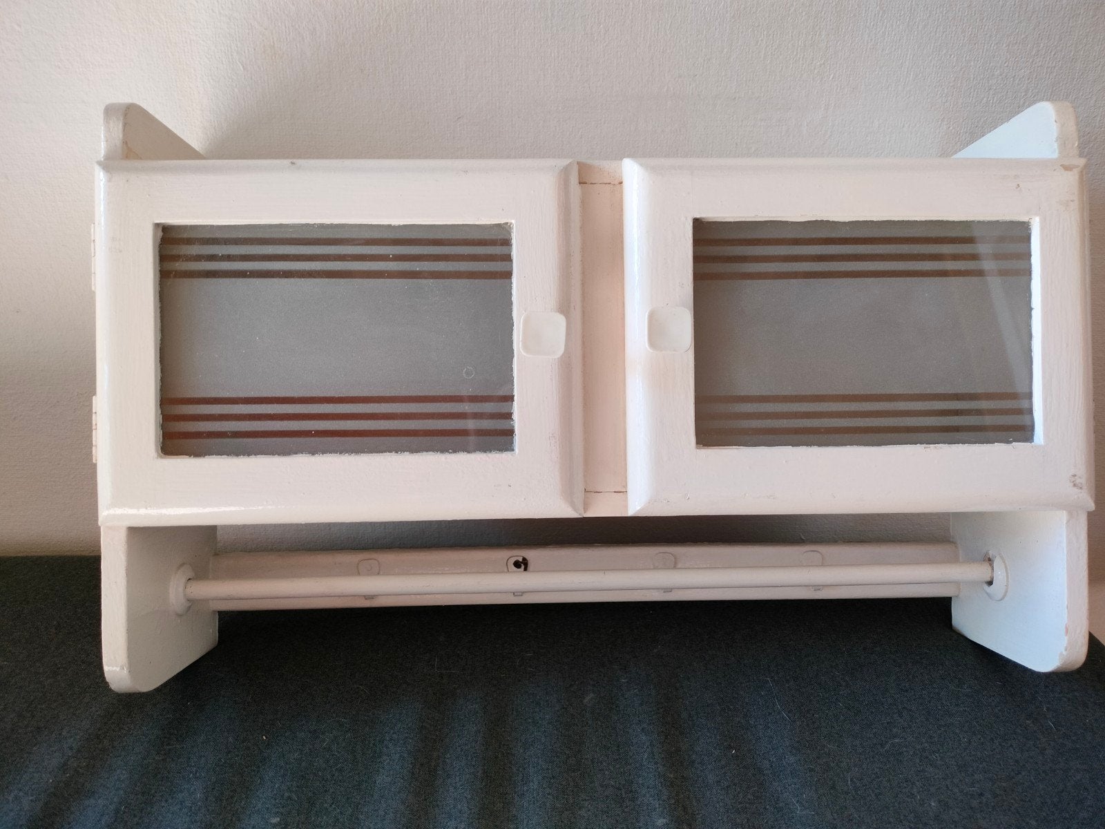 Antiek wandkastje met haakjes, roede, geëtst glas, Ophalen