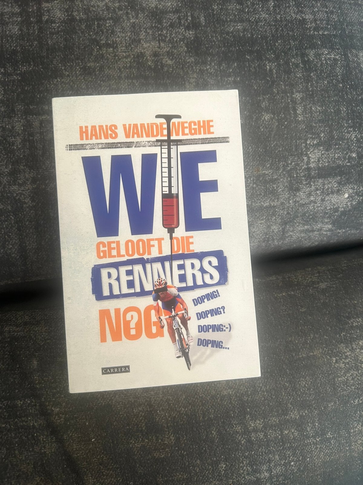 WIE GELOOF DIE RENNERS NOG Hans Vandeweghe, Ophalen of Verzenden, Zo goed als nieuw, Lopen en Fietsen