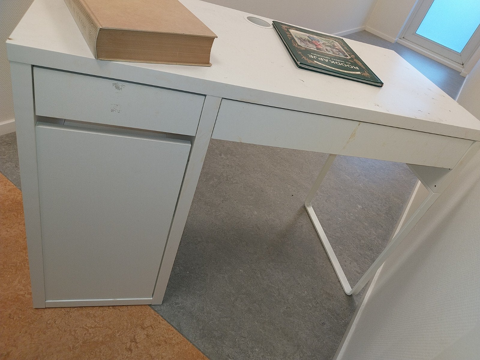 Wit bureau met opbergruimte - gratis af te halen, Huis en Inrichting, Bureaus, Ophalen, Gebruikt, Spaanplaat of MDF, Overige merken