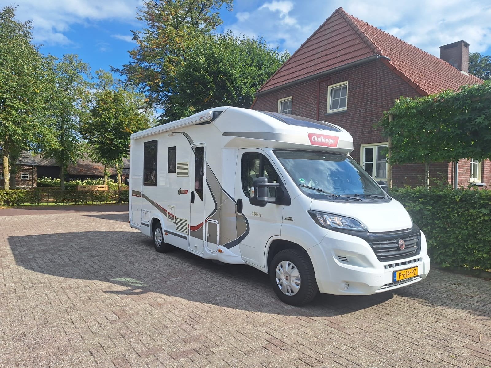 Challenger 288 EB Half-integraal Camper - Luxe en Comfort, Koelkast, Ringverwarming, Fiat, Luifel
