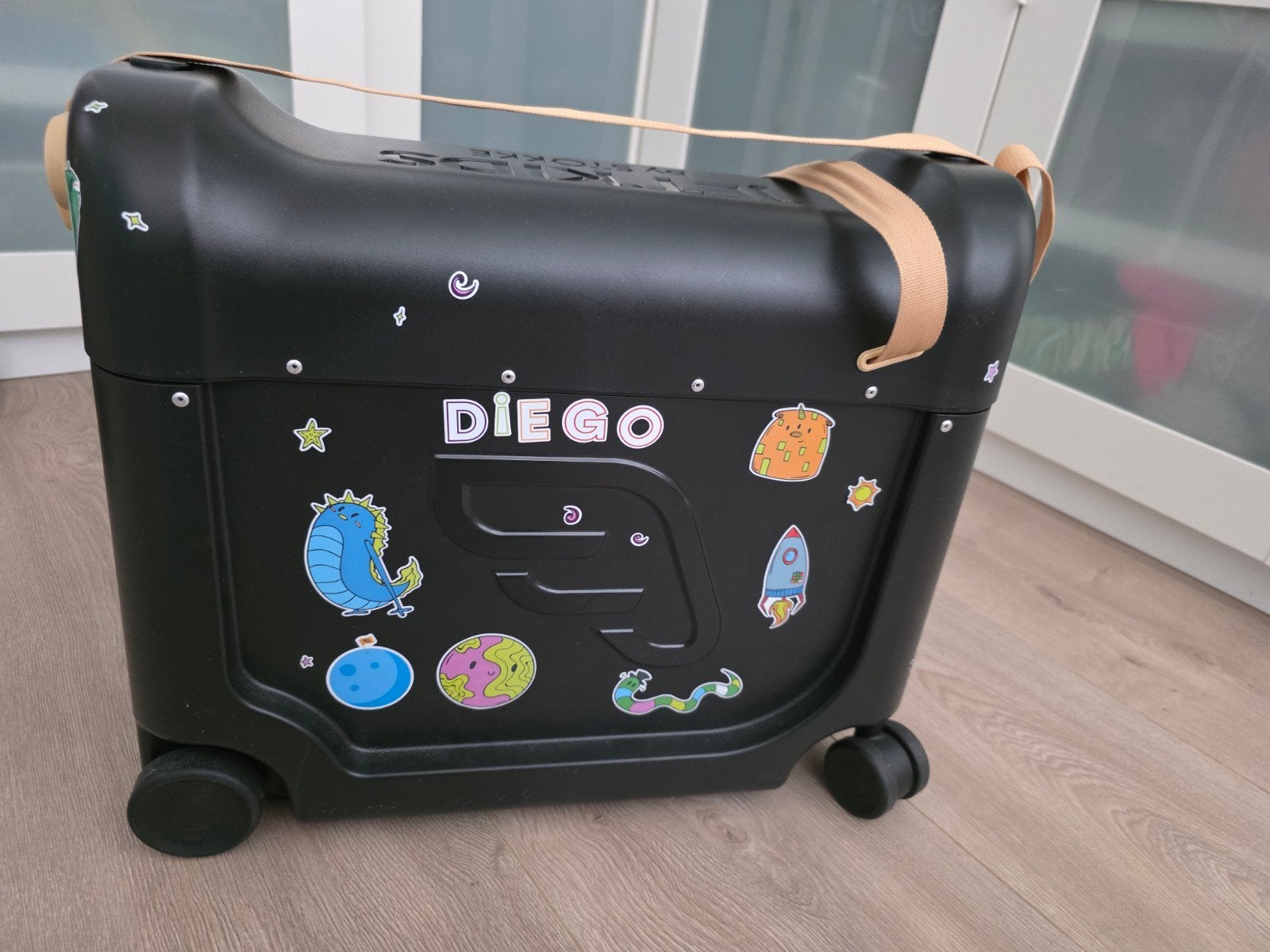 JetKids by Stokke BedBox - Zwart met wieltjes, Wieltjes, Gebruikt, Hard kunststof, Minder dan 50 cm