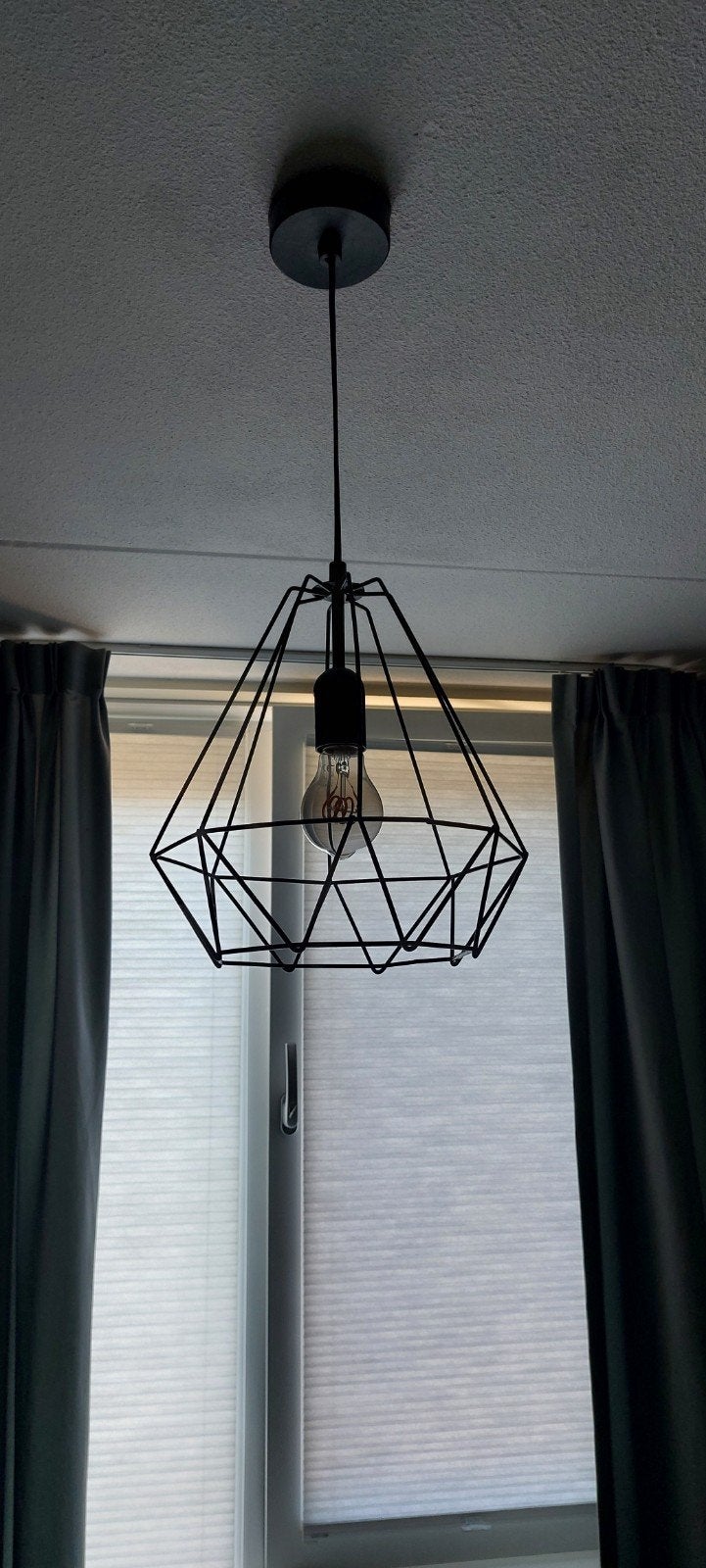 Zwarte metalen hanglamp - geometrisch design, Huis en Inrichting, Gebruikt, 50 tot 75 cm, Ophalen of Verzenden, Metaal