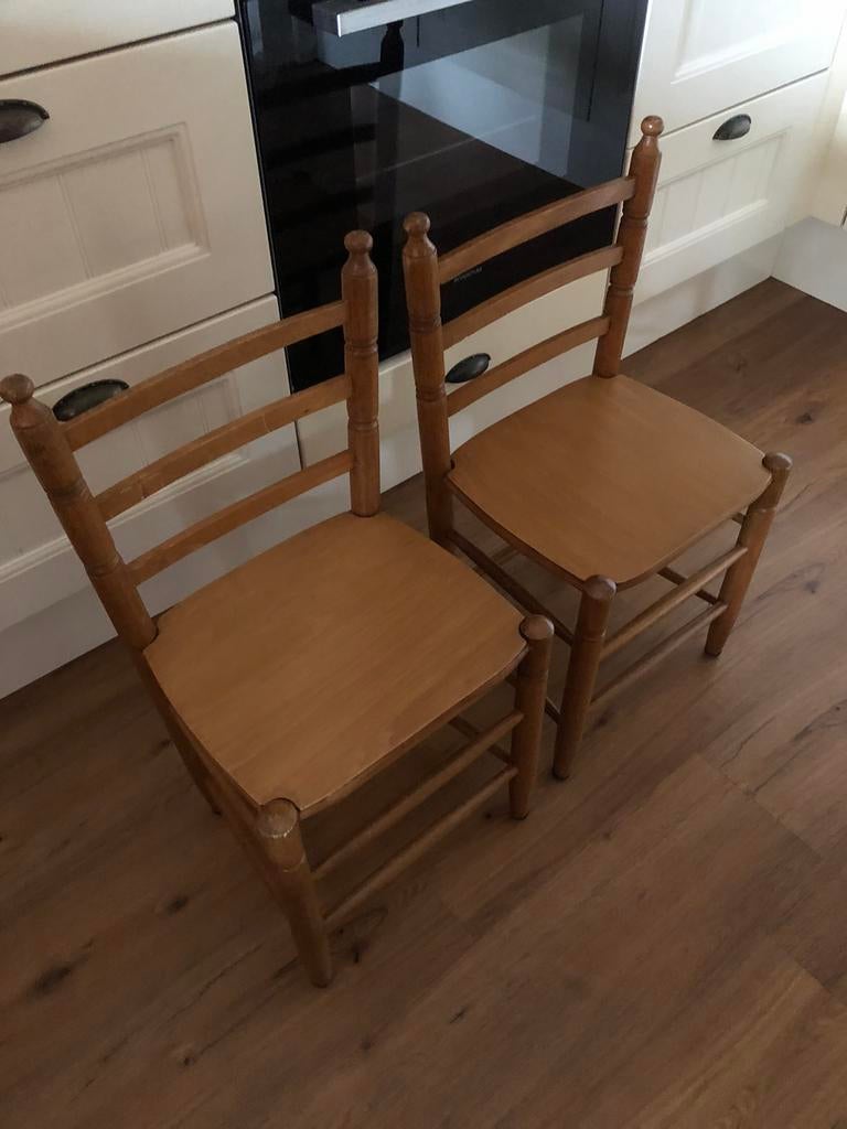 Twee kinderstoeltjes  vintage hout, Ophalen