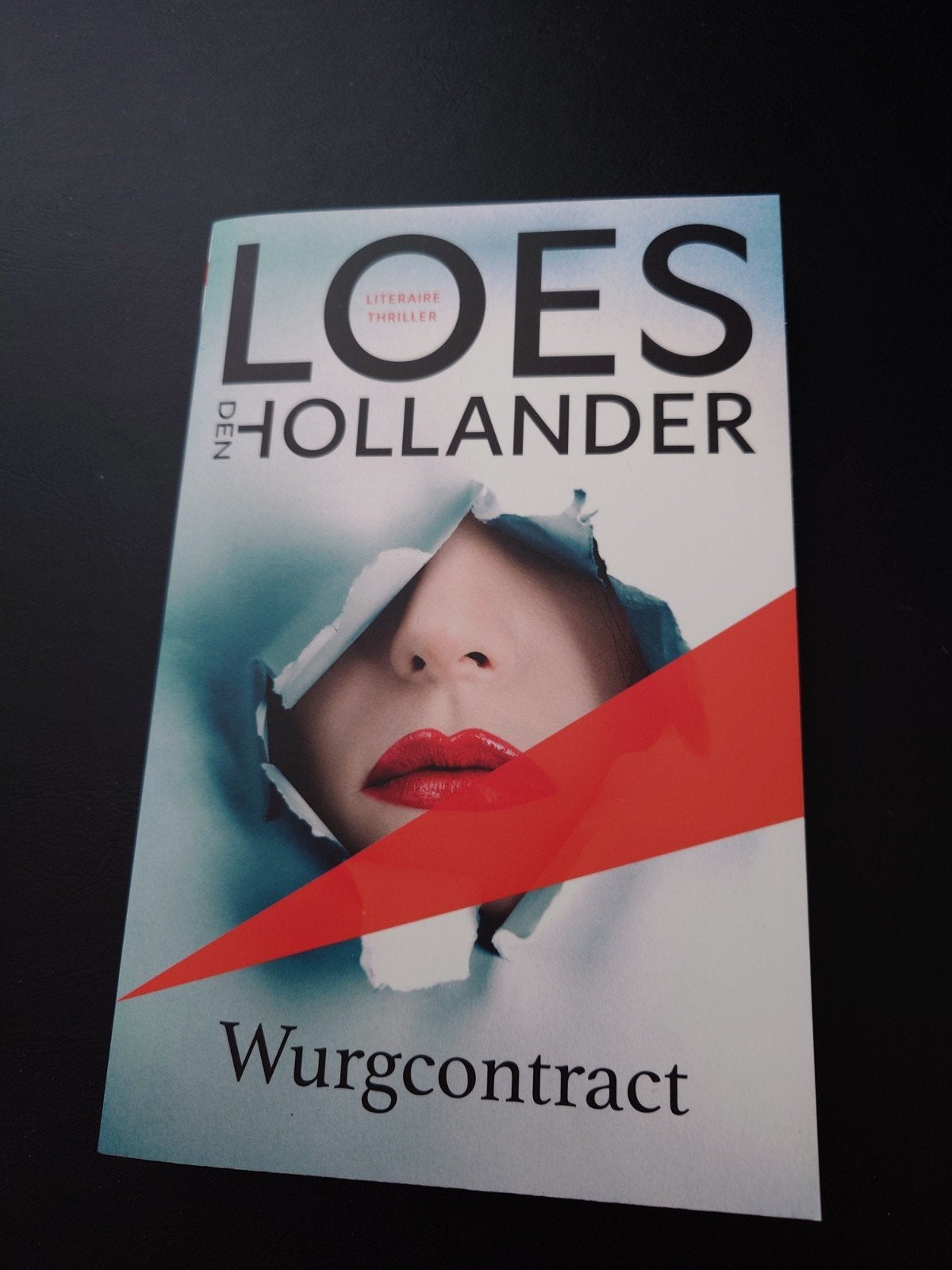 Loes den Hollander - Wurgcontract (Literaire thriller), Ophalen of Verzenden, Zo goed als nieuw, Loes den Hollander