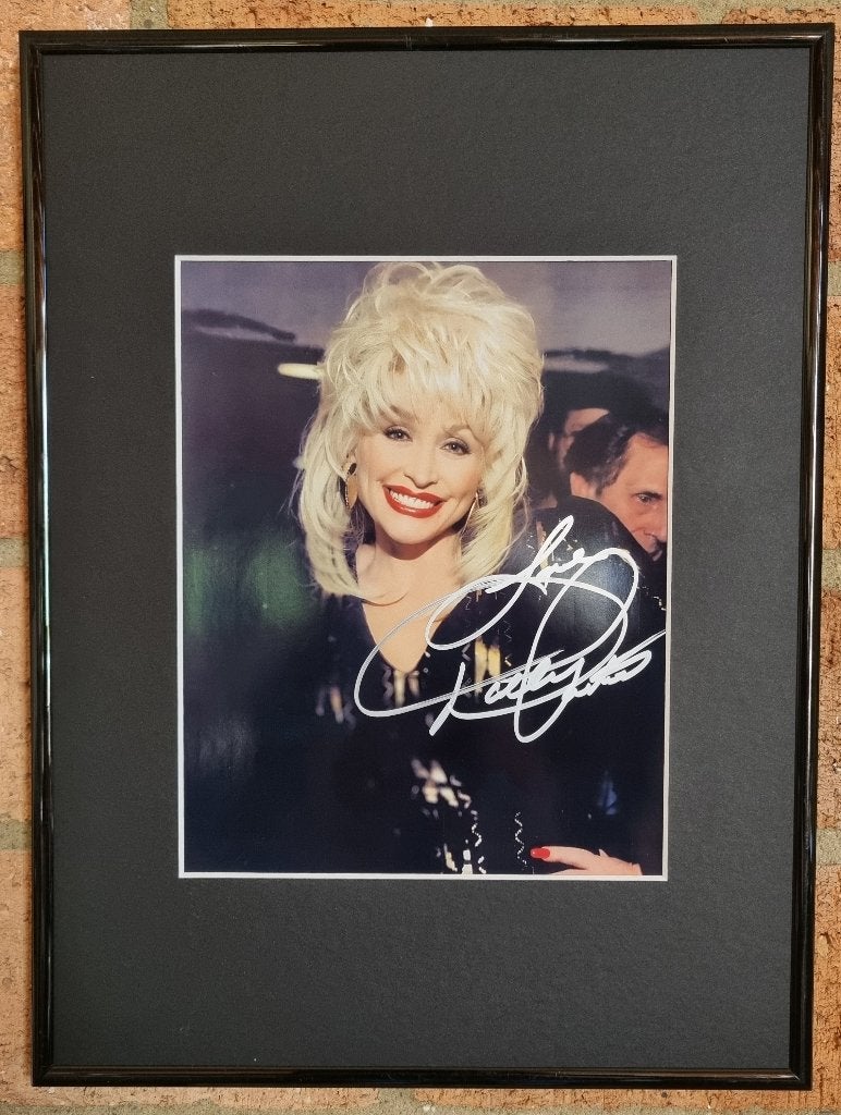 Dolly Parton gesigneerde foto / foto + handtekening, Verzenden, Zo goed als nieuw, Foto of Kaart, Gesigneerd