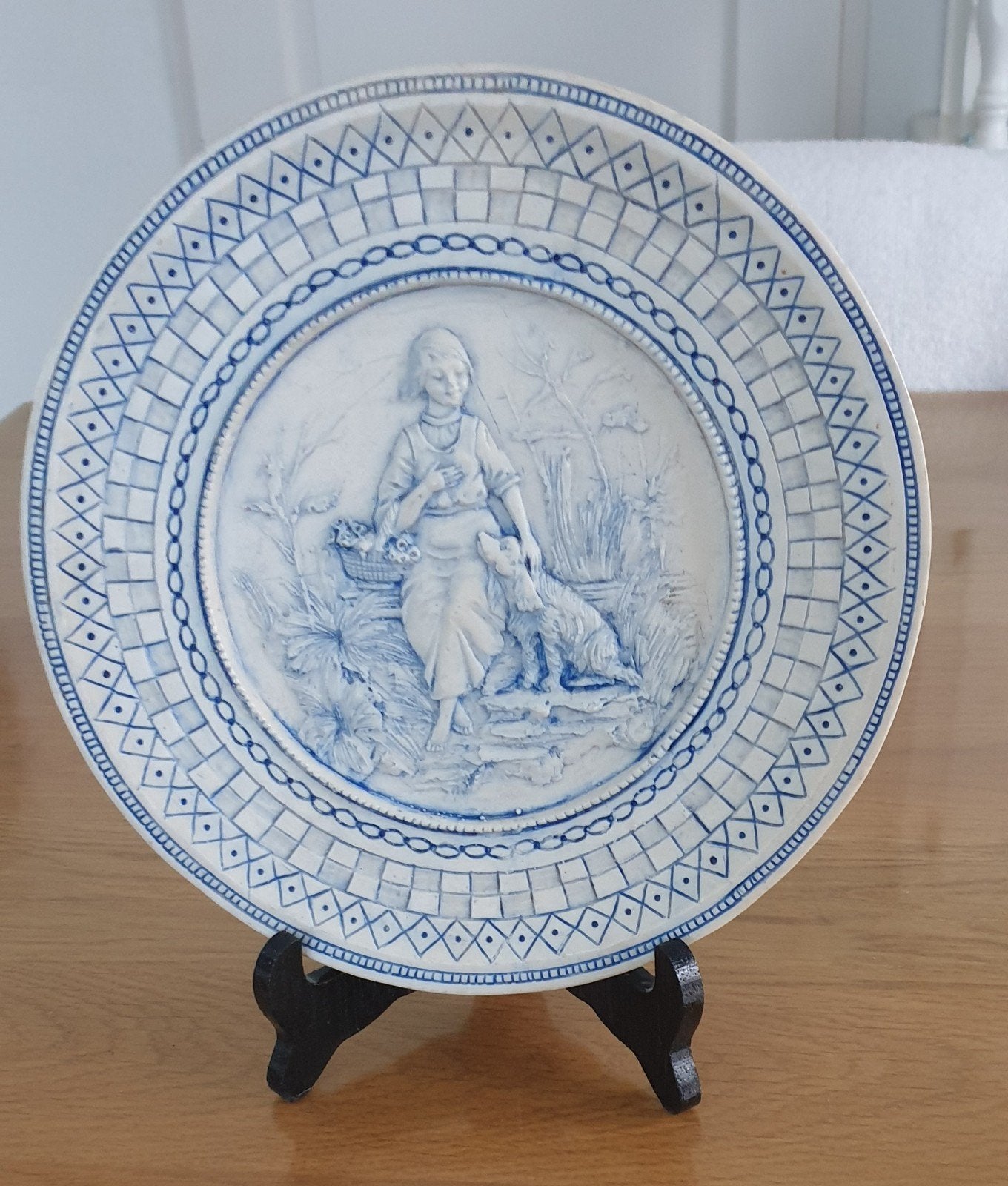 Wandbord meisje met hond, ivoorwit en blauw, 25 cm, Ophalen of Verzenden