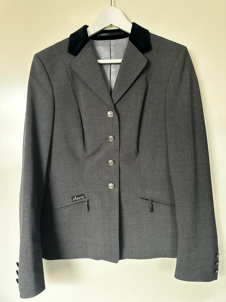 Mooi donkergrijs wedstrijdjasje Pikeur, nieuwstaat, Dieren en Toebehoren, Paardrijkleding, Ophalen of Verzenden, Zo goed als nieuw