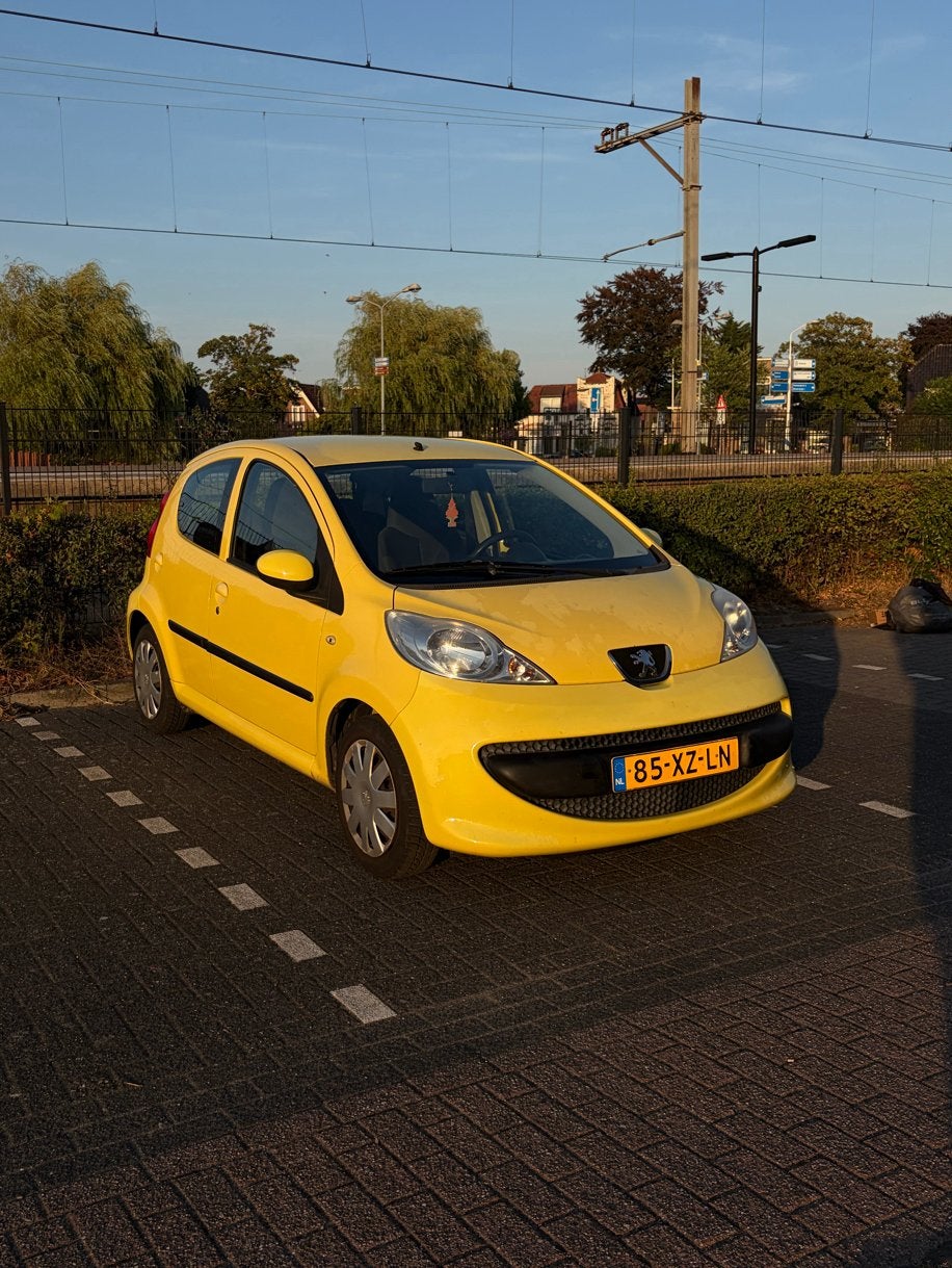 Betrouwbare Peugeot 107, Voorwielaandrijving, Bluetooth, 68 pk, Geel