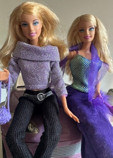 2 mooie barbies in lila sportauto, Ophalen of Verzenden, Gebruikt, Barbie