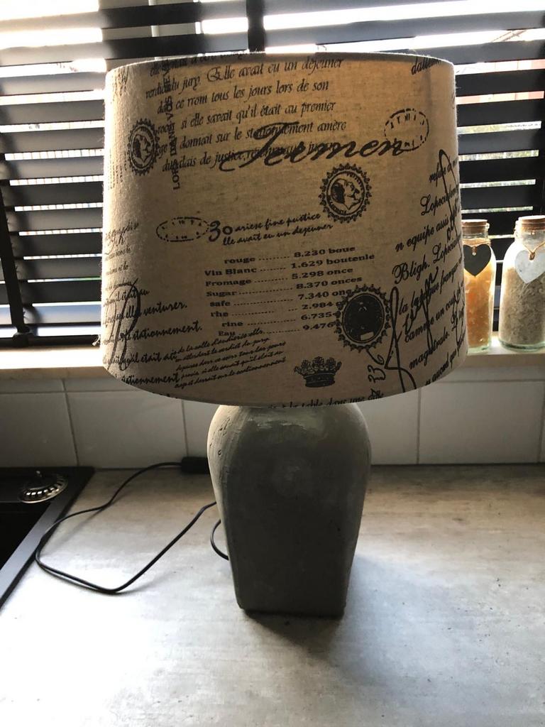Sfeervolle tafellamp met unieke stoffen kap, Ophalen, Zo goed als nieuw, Stof, 50 tot 75 cm