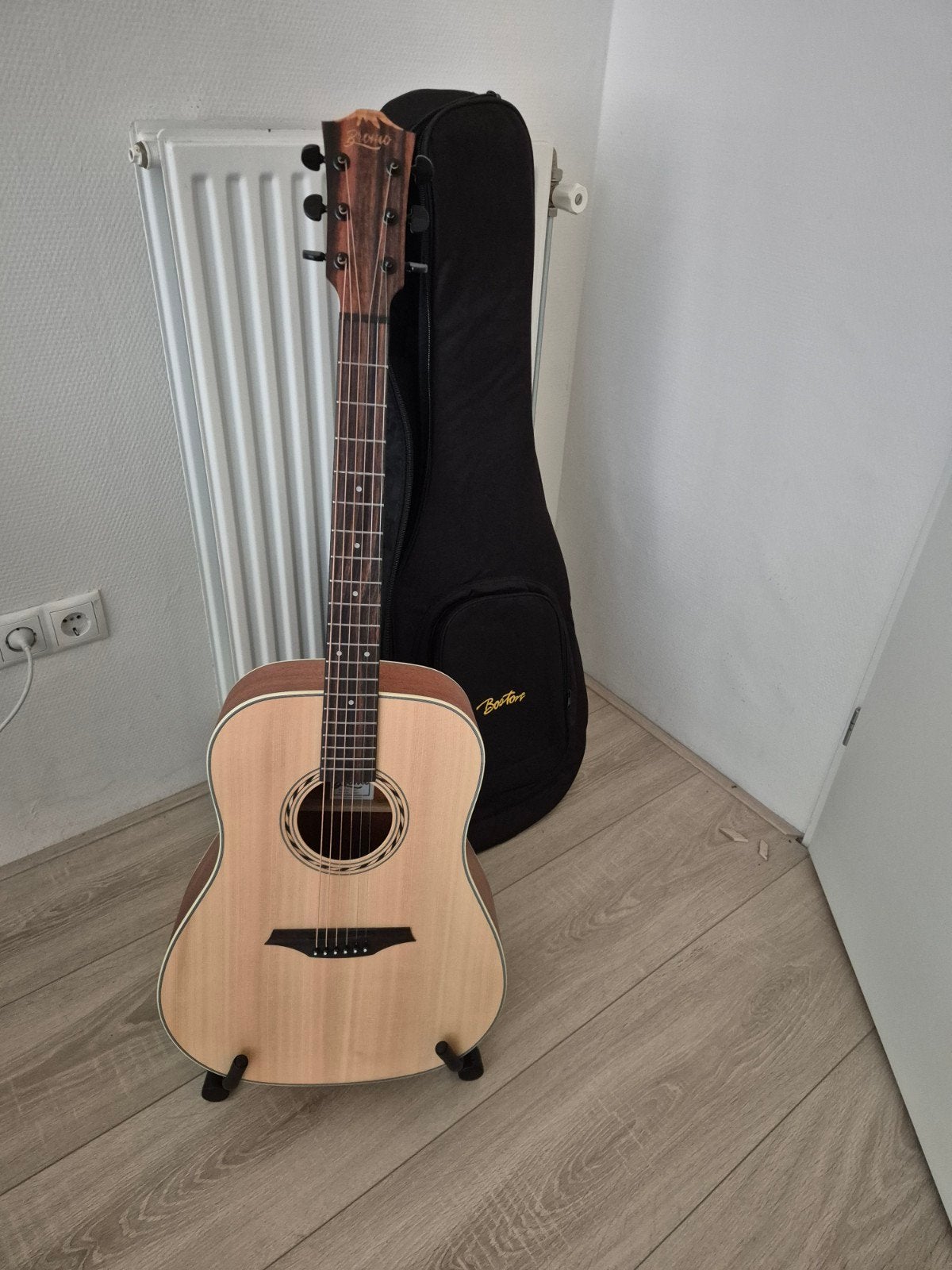 Spaanse gitaar met houder en tas, Ophalen