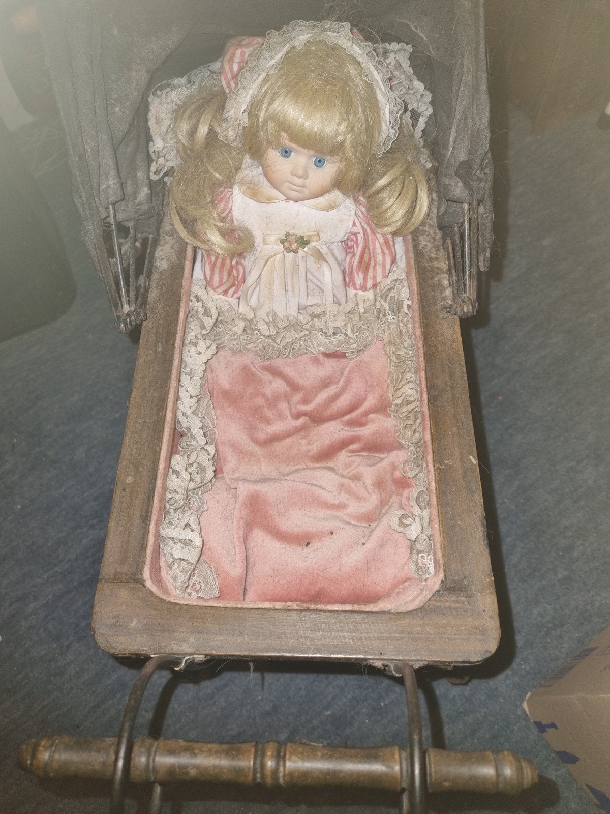Antieke pop in kinderwagen - Vintage speelgoed, Ophalen, Gebruikt, Pop