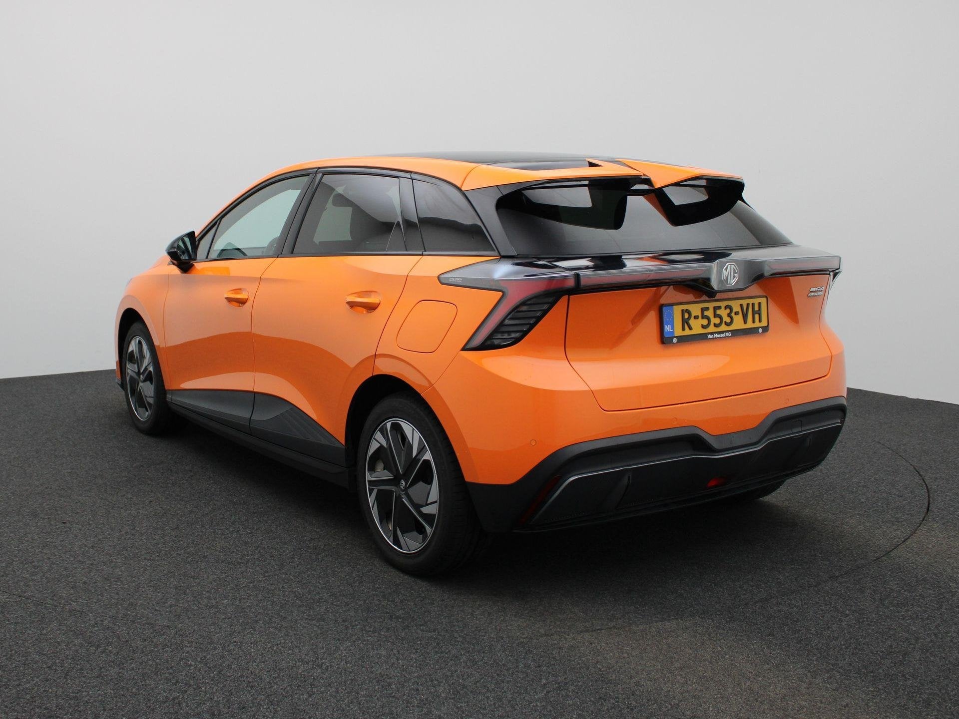 MG MG4 Electric Luxury 64 kWh | STUURVERWARMING | STOELVERWA, Auto's, 12 maanden, Gebruikt, Overige kleuren, Origineel Nederlands