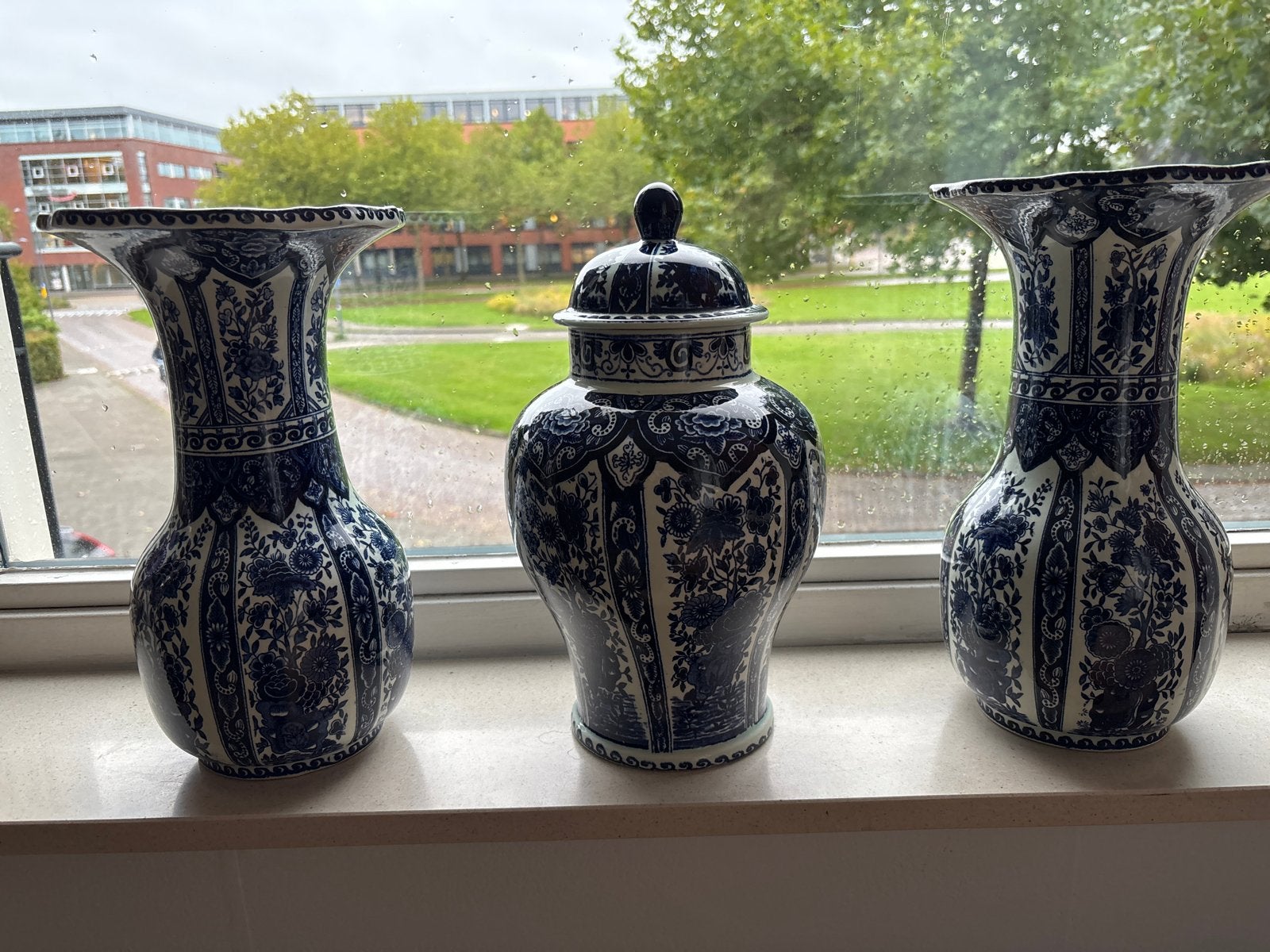 Set van 3 Delfts Blauw-stijl vazen en pot, Ophalen