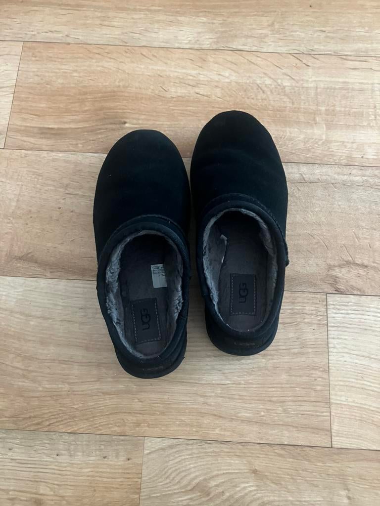 Uggs 40 Pantoffels Instappers Zwart Low, Ophalen of Verzenden, Zo goed als nieuw, Zwart, Instappers