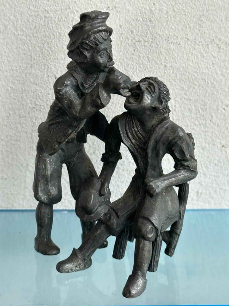 Oud tin beeldje Tandenpeuteraar (Tandarts ), Ophalen of Verzenden