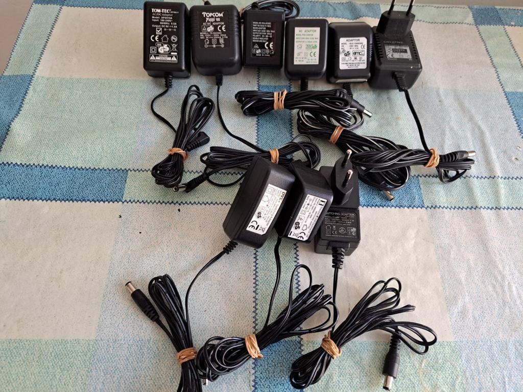 9 V Merk adapters, Ophalen of Verzenden, Zo goed als nieuw