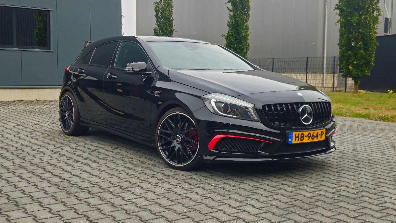 Mercedes A250S | Origineel Brabus | Bomvol opties, Auto's, Mercedes-Benz, Zwart, 4 cilinders, Zwart, 75 €/maand