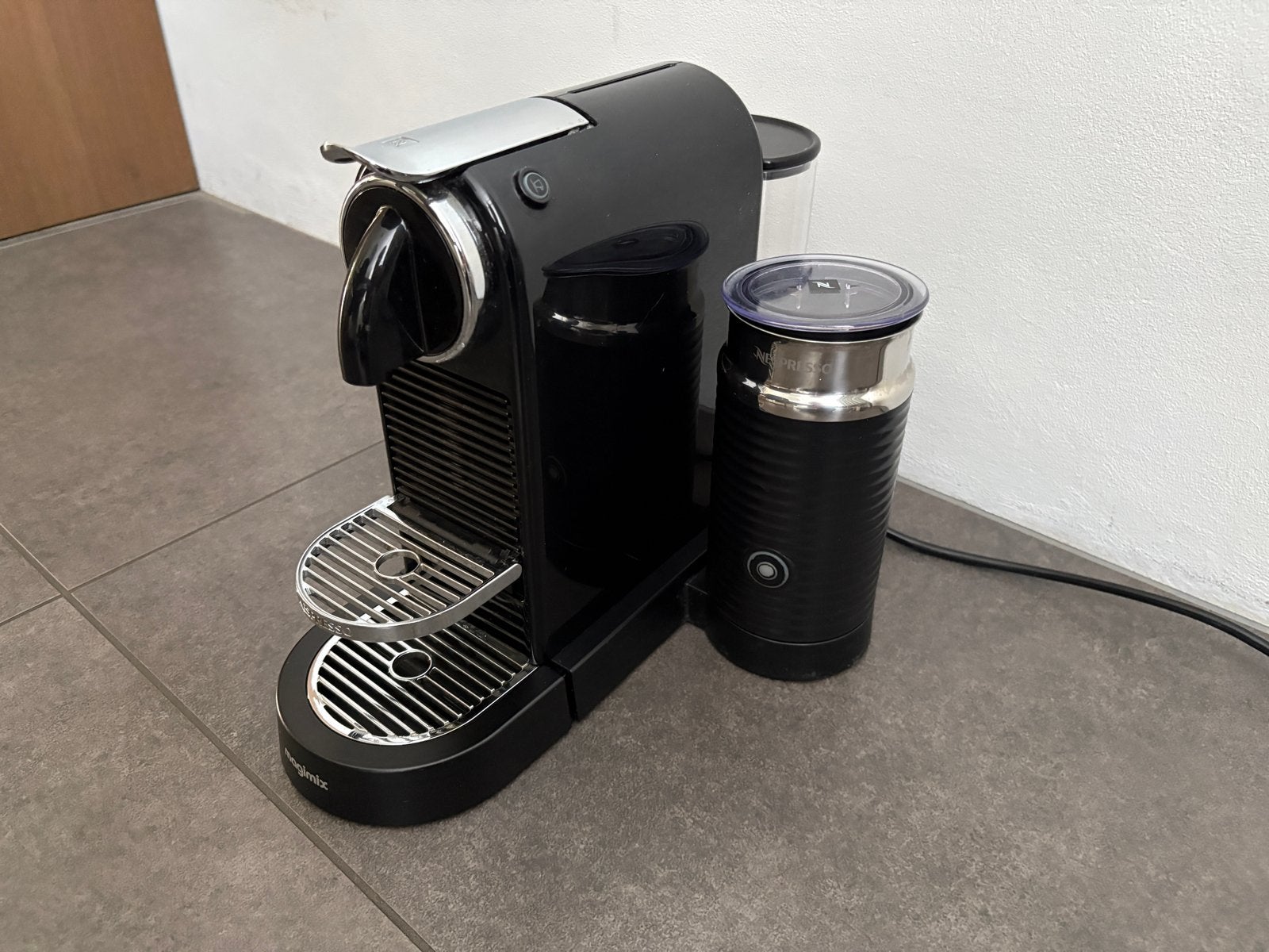 Nespresso Magimix lekt - voor reparatie of onderdelen, Witgoed en Apparatuur, Koffiezetapparaten, Ophalen, Espresso apparaat, 1 kopje