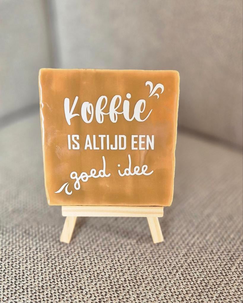 Tegel met tekst - Koffie is altijd een goed idee, Antiek en Kunst, Antiek | Wandborden en Tegels, Ophalen of Verzenden