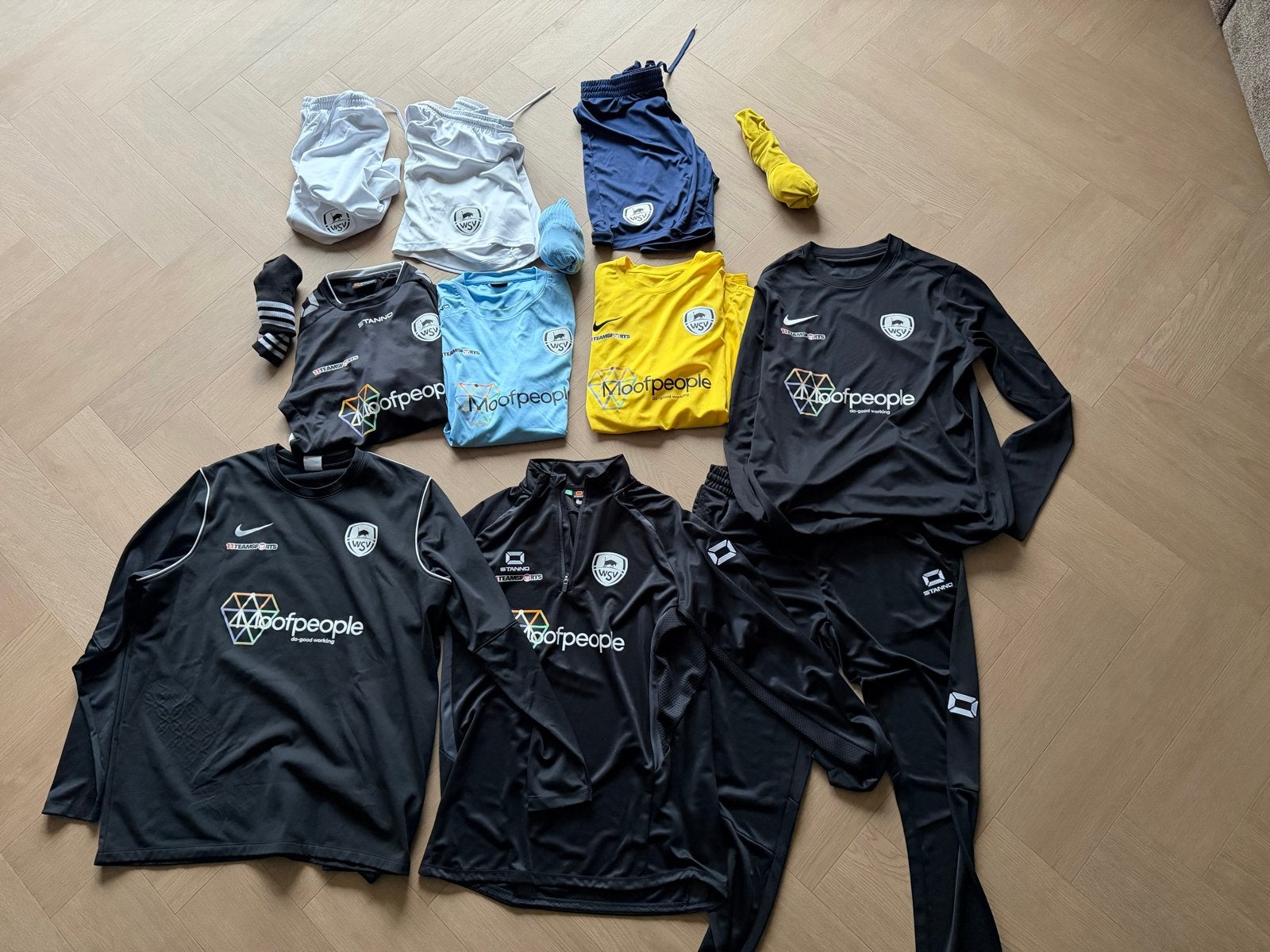WSV Voetbalkleding pakket (12 stuks) - Zo goed als nieuw!, Zwart, Maat 56/58 (XL), Ophalen of Verzenden, Zo goed als nieuw